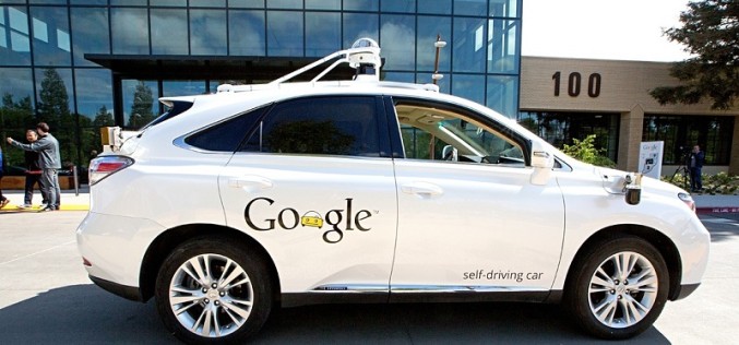 Carro no tripulado de Google chocó contra un autobús en California