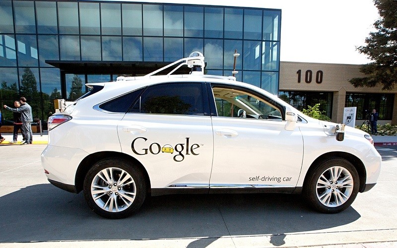 Carro no tripulado de Google chocó contra un autobús en California