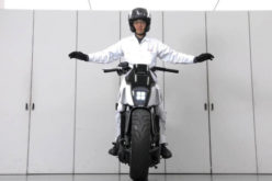 CES 2017: Honda presentó moto que se balancea y sostiene sola