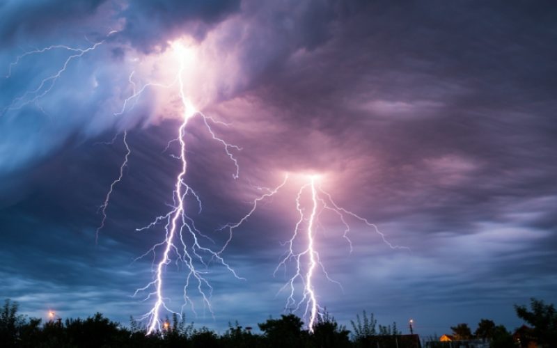 Protege tus equipos electrónicos y consolas  ante tormentas eléctricas