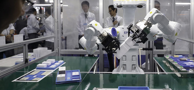 Epson presenta su nuevo robot autónomo de doble brazo WorkSense W-01