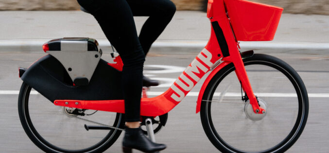 Uber presenta scooters y motos Jump