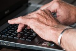 Muchos ancianos del mundo evitan el Internet por falta de apoyo