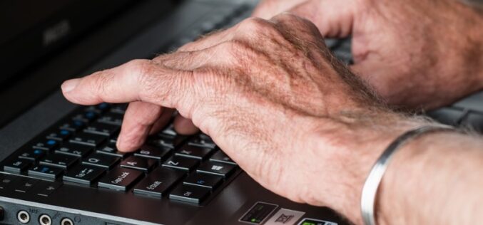Muchos ancianos del mundo evitan el Internet por falta de apoyo